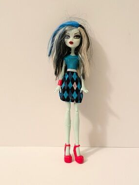Monster High Budget Frankie Stein Doll Basic Dress Red Shoes Braclet
